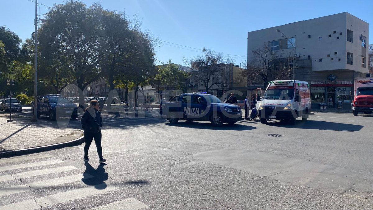 Una camioneta y una moto chocaron en la esquina del hospital Cullen