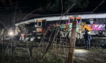 El tren de la línea R4 descarriló en Barcelona luego del derrumbe de un muro de contención sobre las vías. El tren de la línea R4 descarriló en Barcelona luego del derrumbe de un muro de contención sobre las vías.