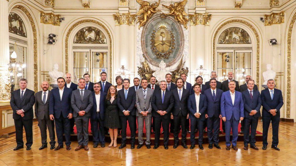 El presidente Alberto Fernández junto a los gobernadores en la Casa Rosada.