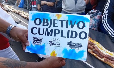 En la ciudad de Santo Tomé se armó el choripán más largo del mundo. En la ciudad de Santo Tomé se armó el choripán más largo del mundo.