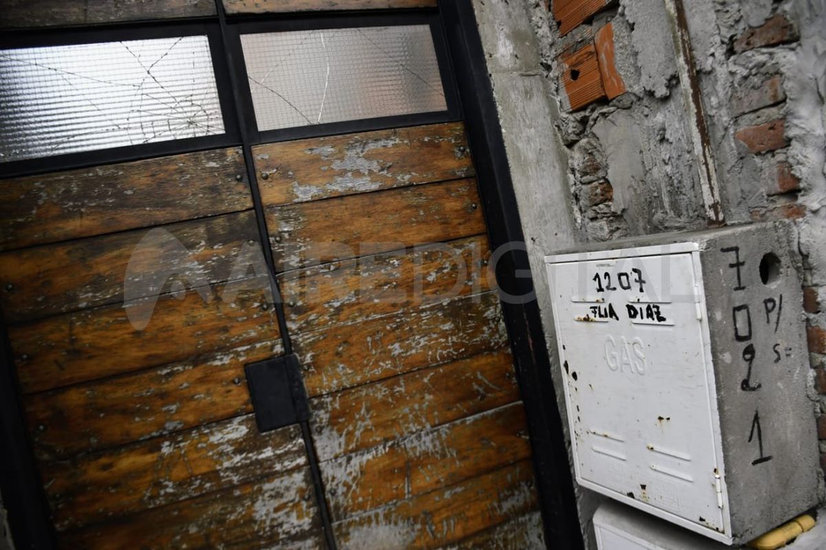 El atacante habría llegado a ese lugar donde funciona un emprendimiento familiar de panificación en una moto color blanca y habría preguntado por una mujer de nombre "Nahir". El atacante habría llegado a ese lugar donde funciona un emprendimiento familiar de panificación en una moto color blanca y habría preguntado por una mujer de nombre "Nahir".