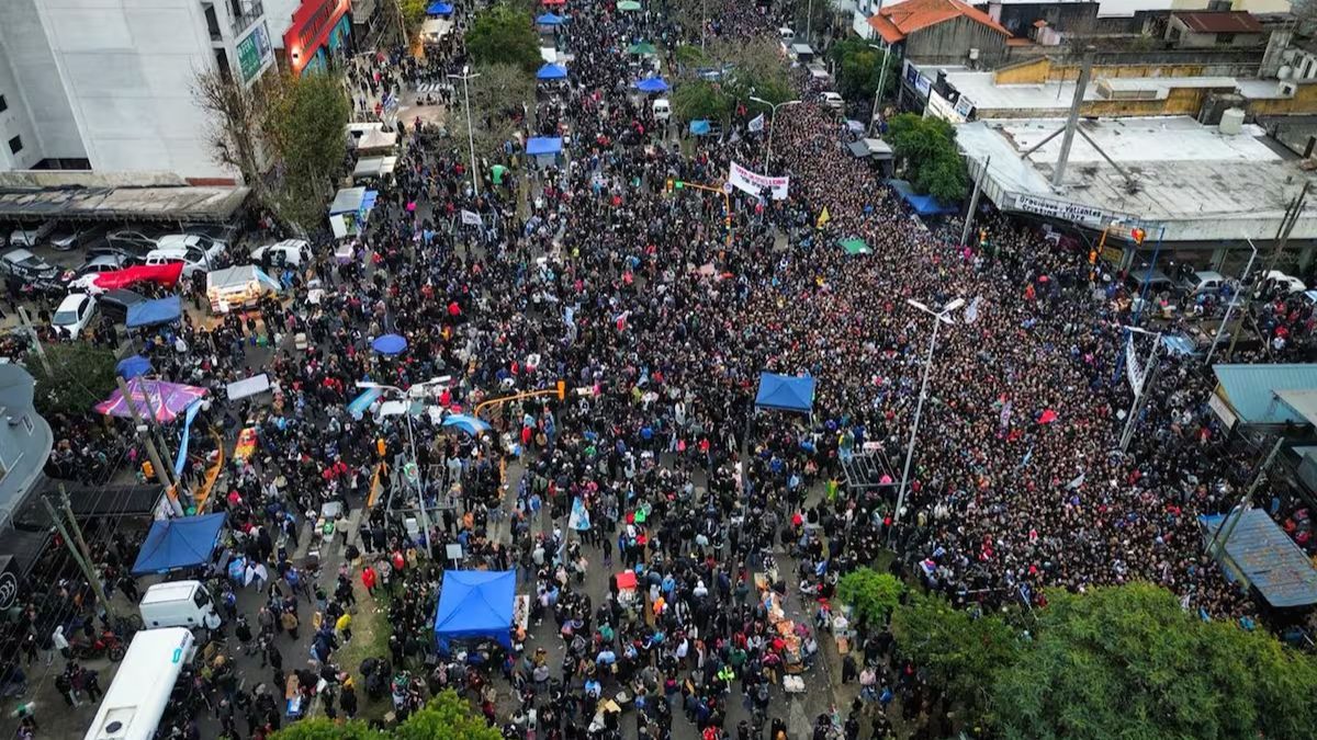 Miles de fanáticos acampan y se movilizan en las inmediaciones del predio de Avellaneda para participar del histórico funeral del Indio Solari.