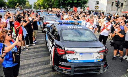 La protesta policial que se vivió en Santa Fe se extendió desde lunes a la madrugada y concluyó el miércoles a la tarde en Rosario. La protesta policial que se vivió en Santa Fe se extendió desde lunes a la madrugada y concluyó el miércoles a la tarde en Rosario.
