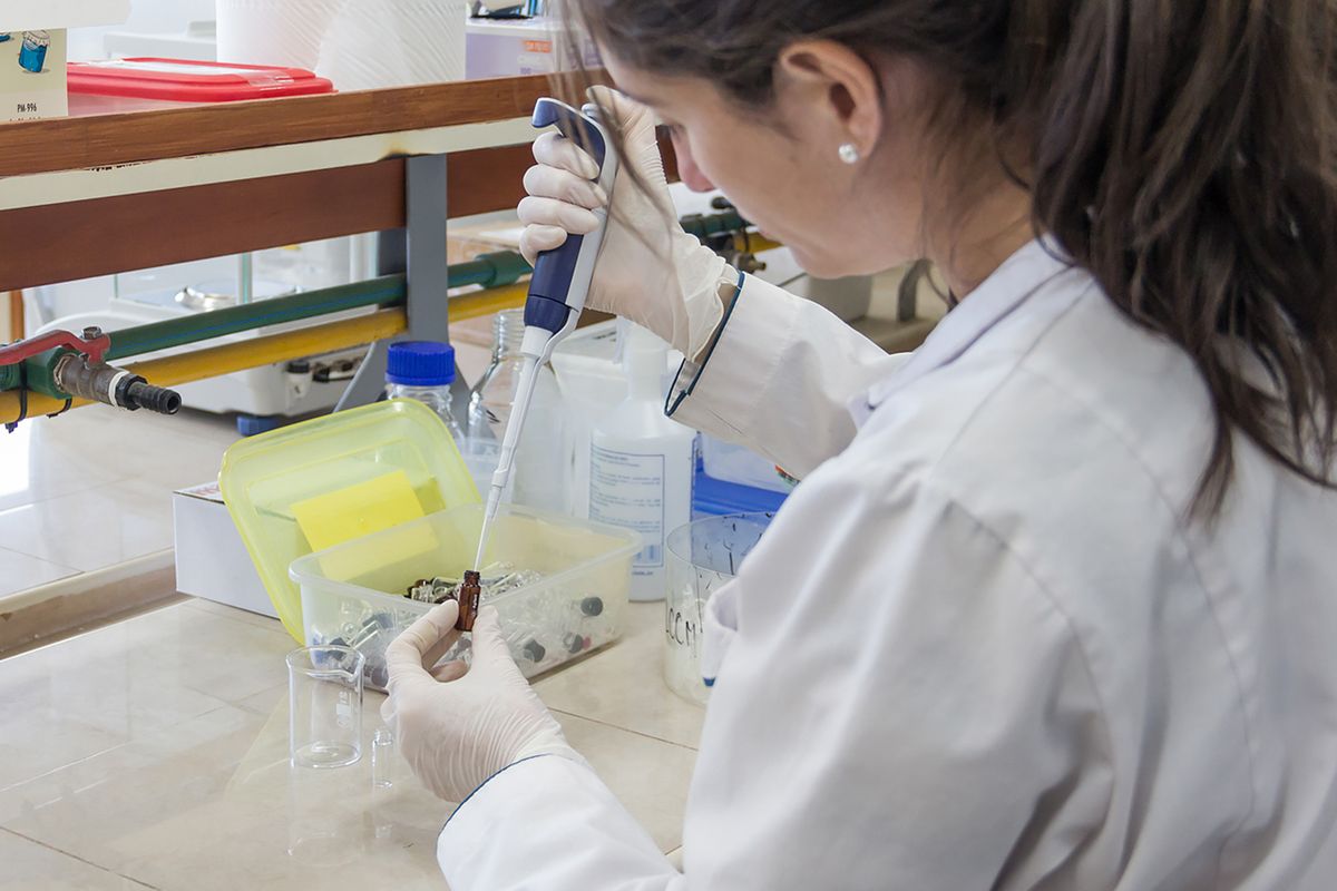 Actualidad, investigadora en laboratorio.
