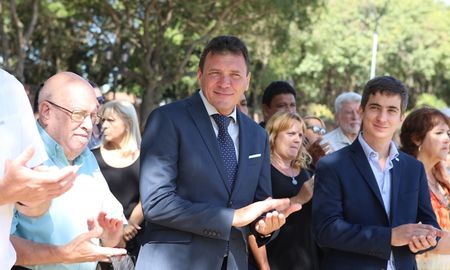 El intendente de San Lorenzo Leonardo Raimundo (centro), durante el acto por el 208° aniversario del primer izamiento de la bandera argentina, celebrado el pasado 27 de febrero. El intendente de San Lorenzo Leonardo Raimundo (centro), durante el acto por el 208° aniversario del primer izamiento de la bandera argentina, celebrado el pasado 27 de febrero.