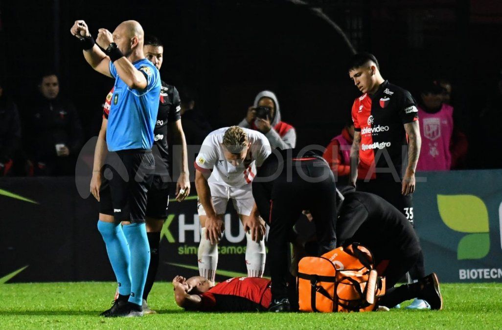 Luis Miguel Rodríguez cayó luego de un cruce y se retiró de la cancha con muestras de dolor. Mucha preocupación en Colón de cara a la recta final del semestre.