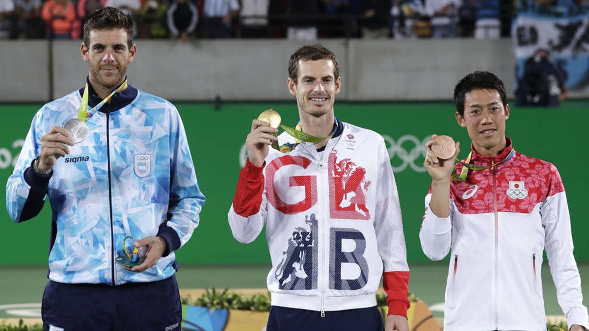 El 14 de agosto de 2016, Murray ganó su segunda medalla de oro en los Juegos Olímpicos de Río de Janeiro tras derrotar en la final al tandilense Juan Martín Del Potro (el suyo es, a la fecha, el único caso en el cuadro masculino en ganar dos preseas doradas consecutivas). En la foto, posan junto con el japonés Kei Nishikori, quien se llevó el bronce. El 14 de agosto de 2016, Murray ganó su segunda medalla de oro en los Juegos Olímpicos de Río de Janeiro tras derrotar en la final al tandilense Juan Martín Del Potro (el suyo es, a la fecha, el único caso en el cuadro masculino en ganar dos preseas doradas consecutivas). En la foto, posan junto con el japonés Kei Nishikori, quien se llevó el bronce.