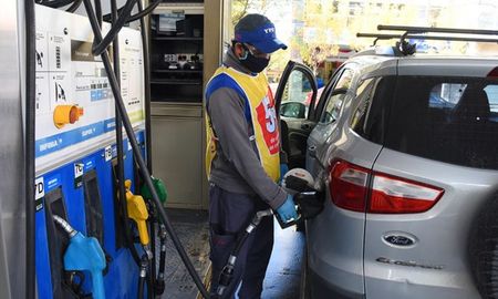 La recomposición de los precios de naftas y gasoil acumula un incremento de 11,9% promedio, ya que los valores oscilan teniendo en cuenta el tipo de producto y la región geográfica. La recomposición de los precios de naftas y gasoil acumula un incremento de 11,9% promedio, ya que los valores oscilan teniendo en cuenta el tipo de producto y la región geográfica.