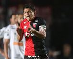 El Pulga Rodríguez tiene muchas chances de irse de Colón para retornar a Atlético Tucumán. El Pulga Rodríguez tiene muchas chances de irse de Colón para retornar a Atlético Tucumán.