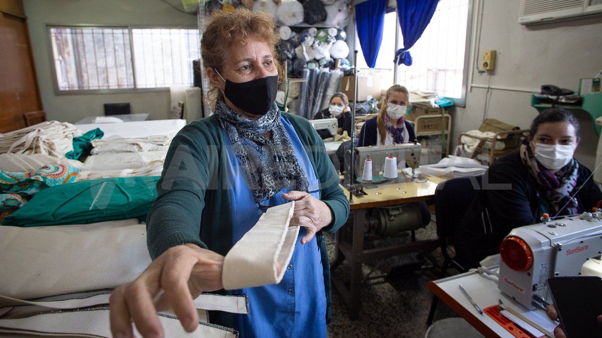 Miryam muestra orgullosa las correas que ella diseñan y realizan.