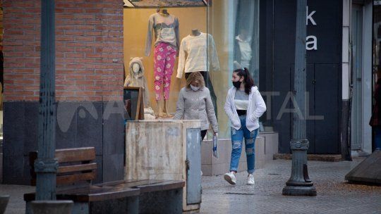 La provincia de Santa Fe eliminó el distanciamiento obligatorio pero mantiene el uso del barbijo y el pase sanitario.&nbsp;