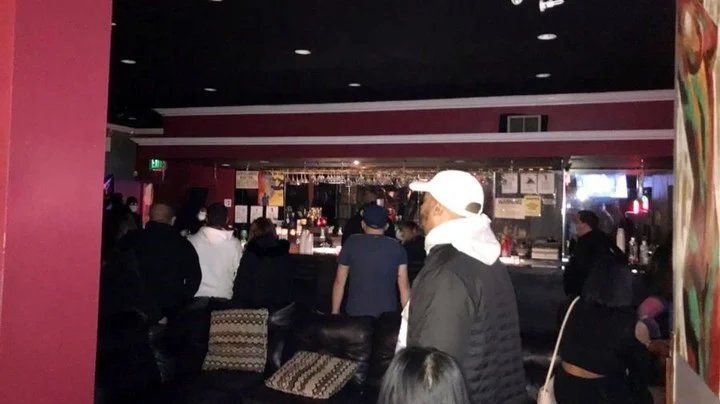 Encontraron unas 80 personas, en su mayoría sin máscara.