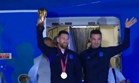 Messi y Scaloni fueron los primeros en bajar del avión. La copa, en manos del capitán argentino. Messi y Scaloni fueron los primeros en bajar del avión. La copa, en manos del capitán argentino.