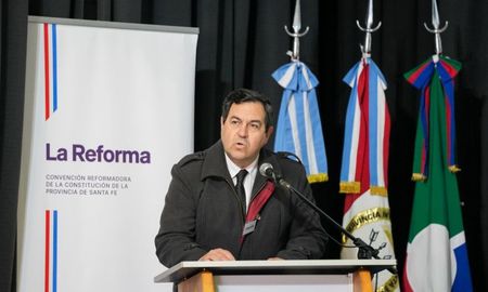 Vallejos destacó la importancia de la unidad de las provincias para construir una alternativa política que desafíe el centralismo. Vallejos destacó la importancia de la unidad de las provincias para construir una alternativa política que desafíe el centralismo.