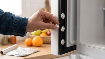 Pelotitas de aluminio en la heladera. Pelotitas de aluminio en la heladera.