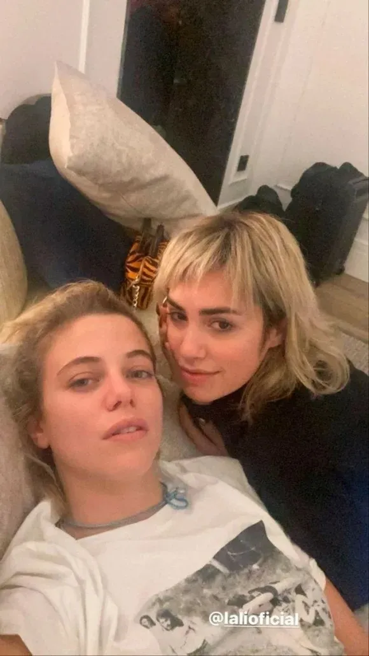 Lali y Justina Bustos, a los besos.