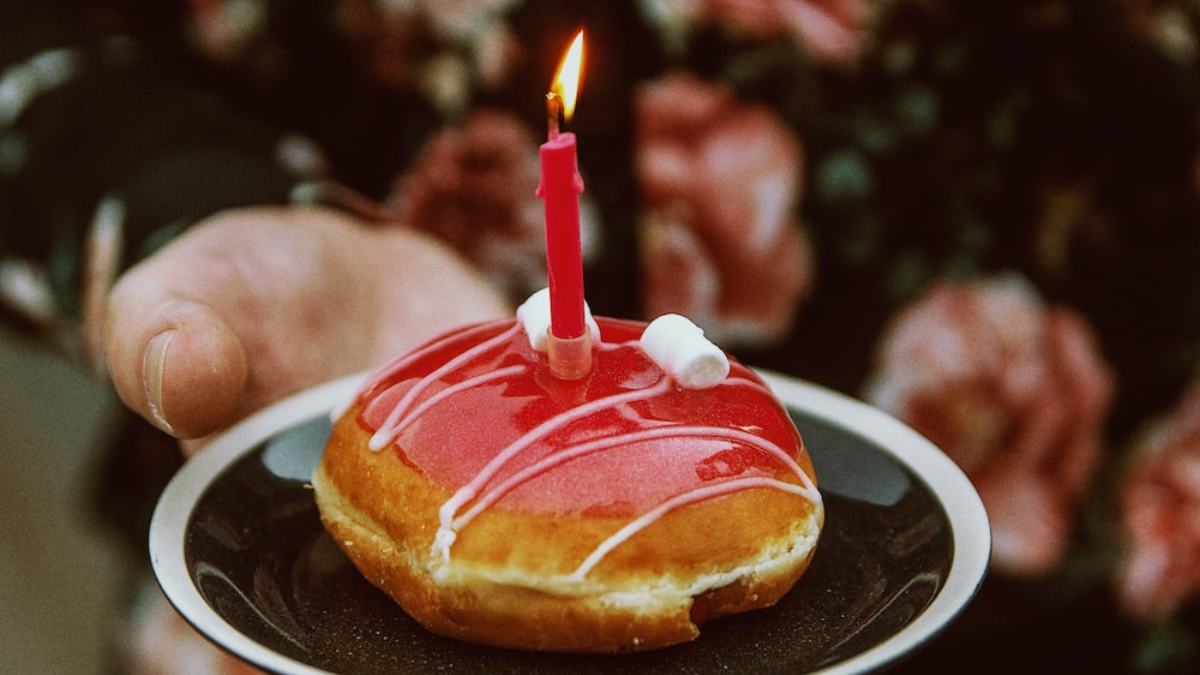 Un pan dulce y una vela para festejar, el drama del capricorniano. Un pan dulce y una vela para festejar, el drama del capricorniano.