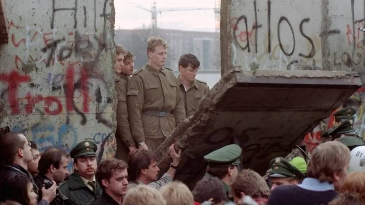 Guardias de Alemania oriental observan un trozo derrumbado del muro de Berlín. Guardias de Alemania oriental observan un trozo derrumbado del muro de Berlín.