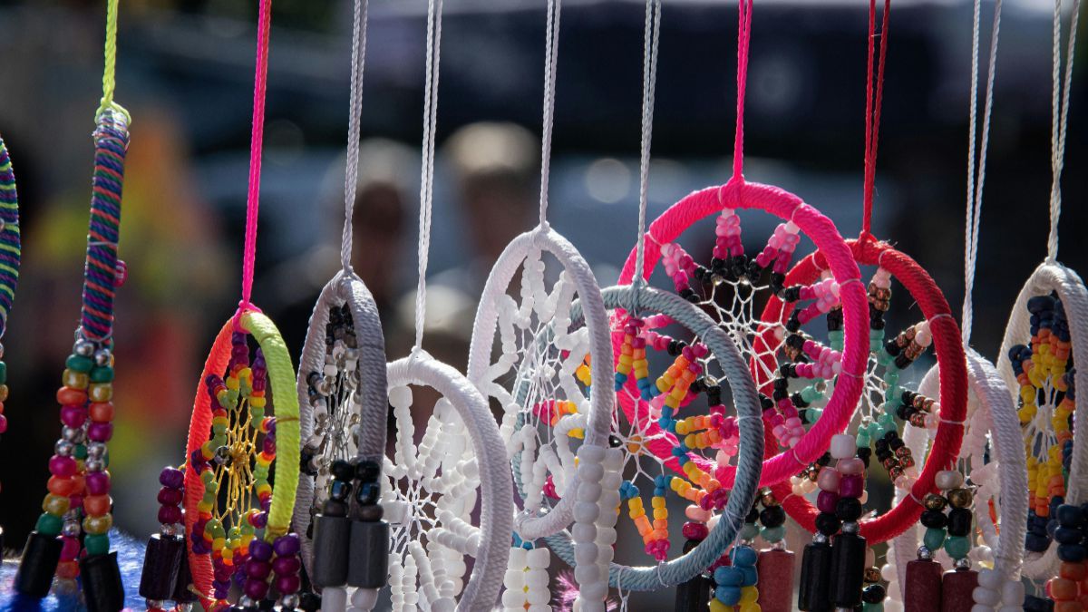 El atrapasue&ntilde;os gan&oacute; protagonismo en entradas, terrazas y balcones.