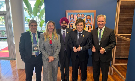El presidente del Banco Mundial junto a Milei y Caputo. El presidente del Banco Mundial junto a Milei y Caputo.