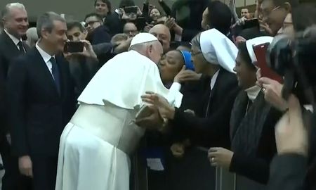 el papa francisco acuerda dar un beso a una monja pero con una condicion: ¡no muerdas! el papa francisco acuerda dar un beso a una monja pero con una condicion: ¡no muerdas!