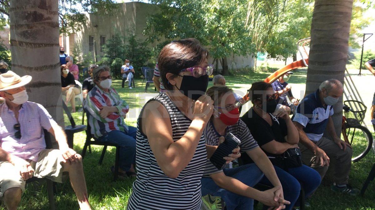 Los vecinos manifestaron su disconformidad por la inseguridad en Sauce Viejo ante los funcionarios.