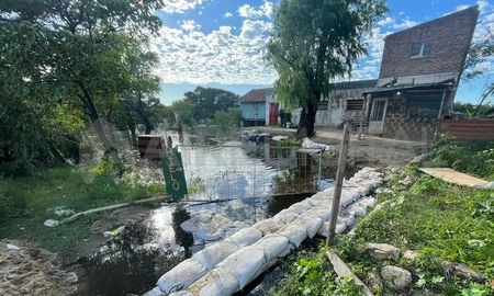 Las cuadrillas municipales intensificaron los trabajos en las defensas de la Vuelta del Paraguayo para prevenir la crecida del río. Las cuadrillas municipales intensificaron los trabajos en las defensas de la Vuelta del Paraguayo para prevenir la crecida del río.