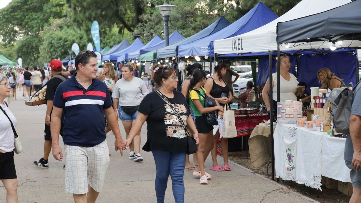Feria de emprendedores, food trucks, cerveza artesanal y espacios de hidrataci&oacute;n formaron parte de la propuesta gratuita impulsada por la Municipalidad de Santa Fe.