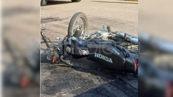 Un motociclista chocó contra un auto en Esperanza y lucha por su vida en el Hospital Cullen