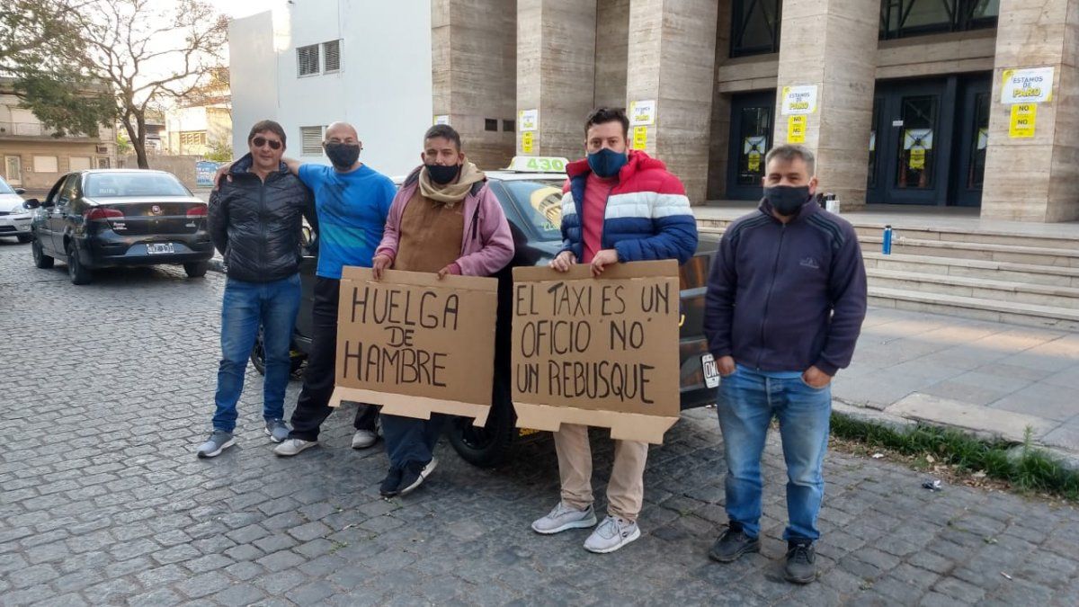 Ante la llegada de Uber a Santa Fe, un grupo de taxistas se instaló en la puerta del Municipio con una
