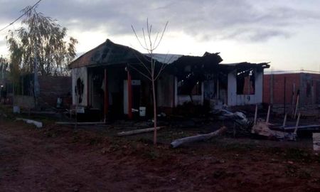 se incendio una casilla, la pareja con un bebe escaparon del fuego y otro nino murio quemado