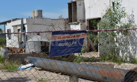 En el predio los peritos de la PFA encontraron restos de baterías y elementos industriales. En el predio los peritos de la PFA encontraron restos de baterías y elementos industriales.