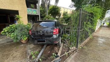 Un auto perdió el control y se incrustó en el frente de un monoblock del barrio Las Flores