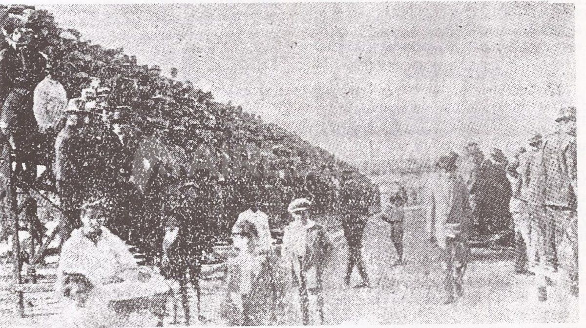 Marco de público en la cancha de Colón en los años 30. Marco de público en la cancha de Colón en los años 30.