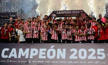 El festejo colectivo de Estudiantes tras el título en el Trofeo de Campeones. El festejo colectivo de Estudiantes tras el título en el Trofeo de Campeones.