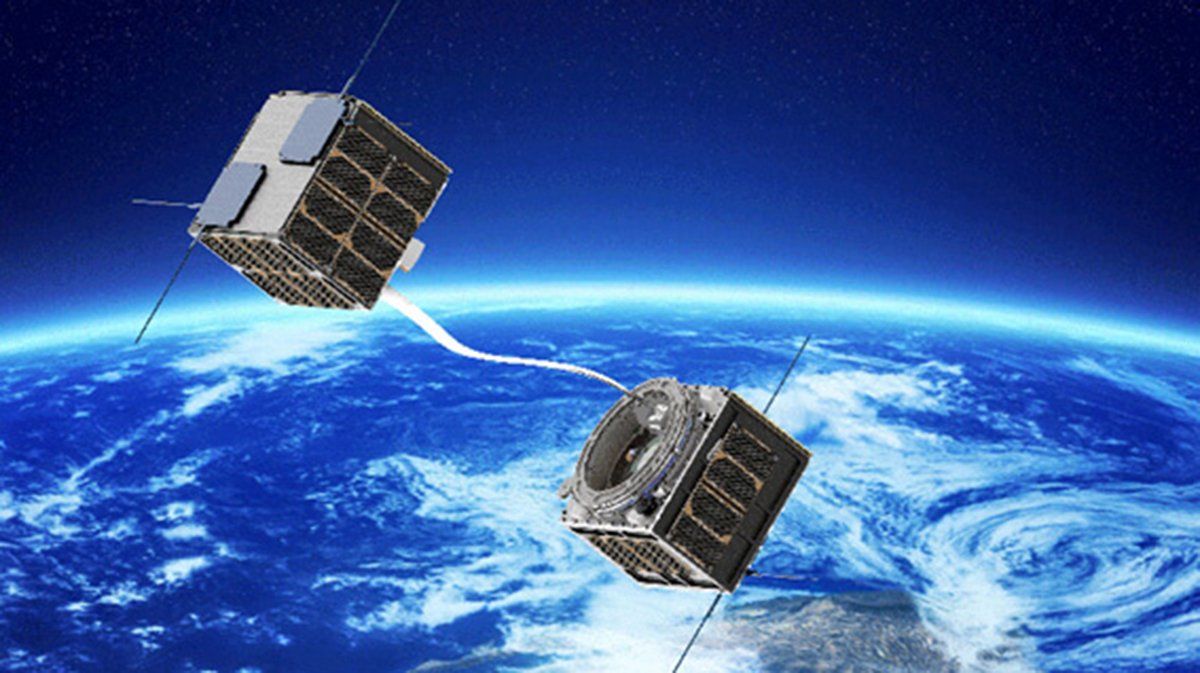 La amarra espacial produce una fuerza que provoca la reentrada del satélite y su eliminación en las capas altas de la atmósfera.