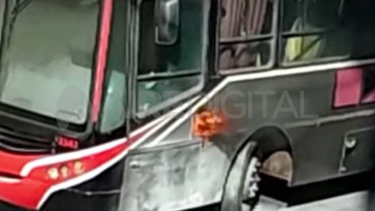 Se prendió fuego un colectivo de la Línea 2