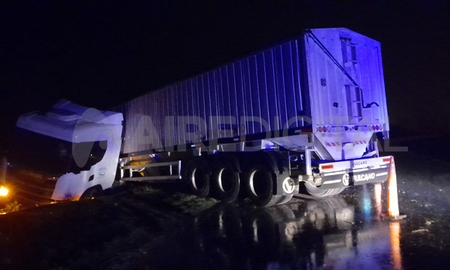 El camión volcó sobre la ruta 11 y obstruyó media calzada. El camión volcó sobre la ruta 11 y obstruyó media calzada.