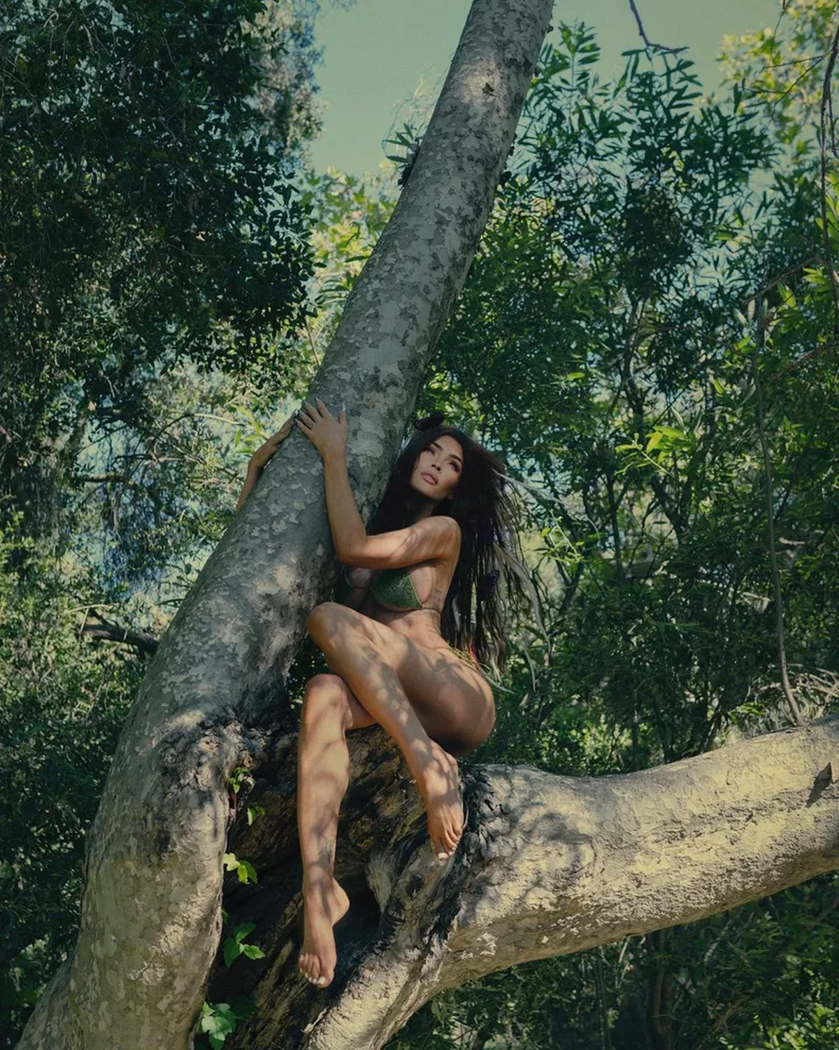 Megan Fox realizó una audaz sesión de fotos en donde se mostró vistiendo una microbikini verde en medio del bosque. Megan Fox realizó una audaz sesión de fotos en donde se mostró vistiendo una microbikini verde en medio del bosque.