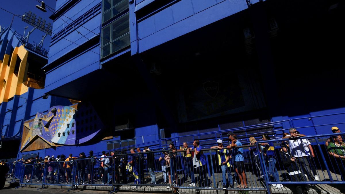 Largas filas en la Boca para ingresar a la puerta 3 a despedir a Miguel Ángel Russo. Largas filas en la Boca para ingresar a la puerta 3 a despedir a Miguel Ángel Russo.