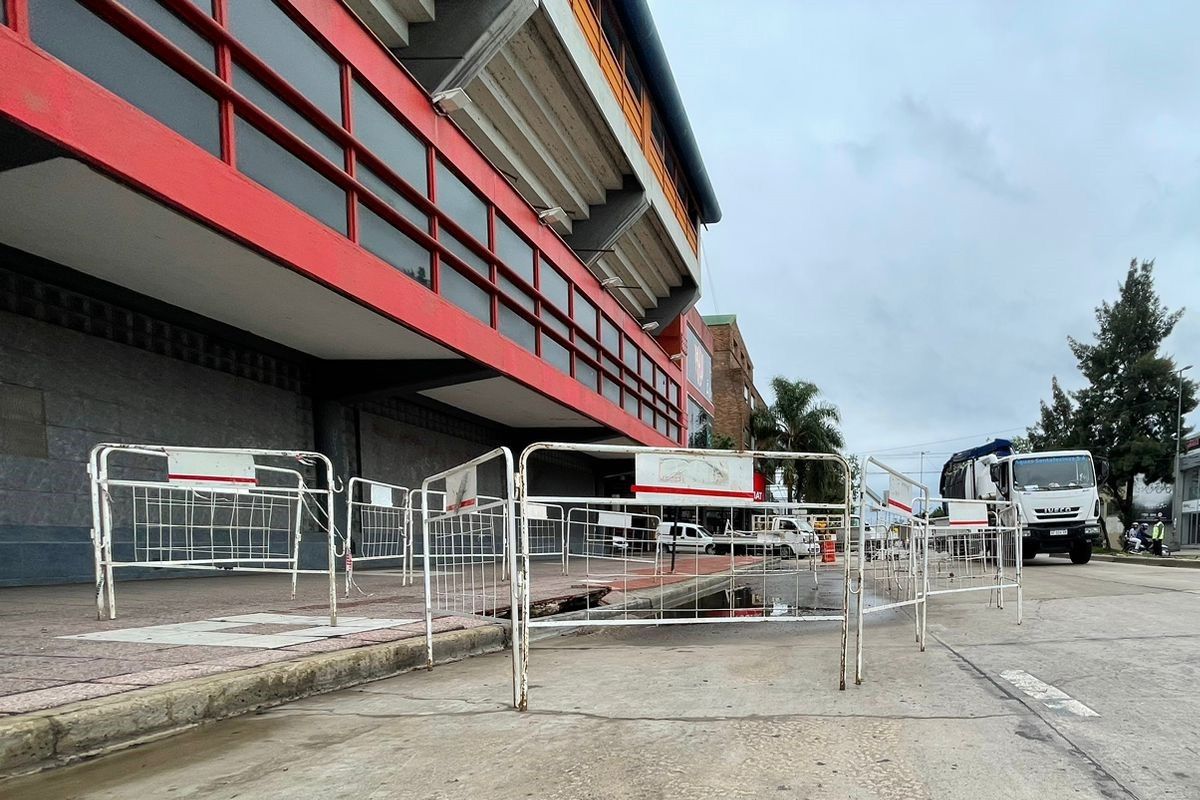 Se va a tener que hacer una apertura para reparar el socavón. Se va a tener que hacer una apertura para reparar el socavón.