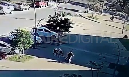 A la hora del hecho, la circulación en el sector norte de la ciudad era incesante: autos, motos, bicicletas y peatones, el movimiento era intenso. Sin embargo, según se advierte en el video, nadie se animó a intervenir en el hecho e impedir el ataque a la menor. A la hora del hecho, la circulación en el sector norte de la ciudad era incesante: autos, motos, bicicletas y peatones, el movimiento era intenso. Sin embargo, según se advierte en el video, nadie se animó a intervenir en el hecho e impedir el ataque a la menor.