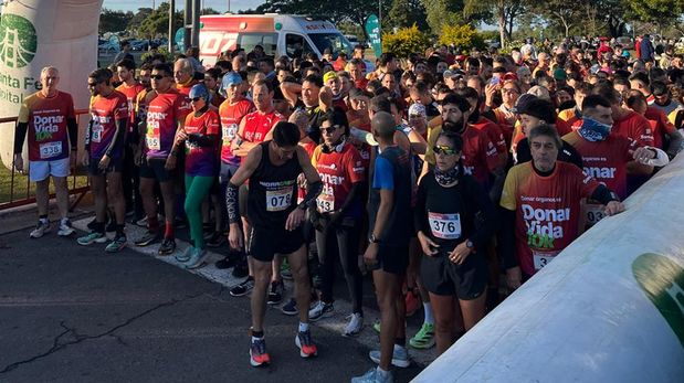 Los corredores listos para largar en la maratón de Cudaio, una jornada marcada por la conciencia solidaria y el deporte.