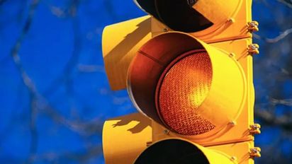 ¿Cruzar el semáforo en amarillo tiene multa? Qué dice la ley