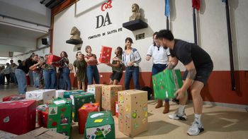 Mamás y papás formaron una cadena humana para trasladar las más de 30 cajas solidarias donadas por la Dante Alighieri.