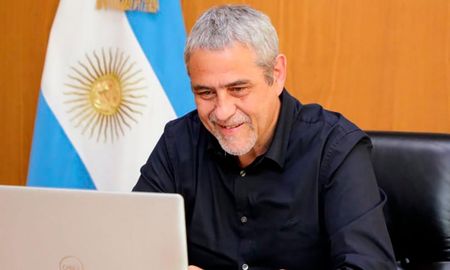 Algunos lo hicieron por escrito, otros de palabra, pero todos los ministros tuvieron la actitud de comunicarle al Presidente que disponía del espacio nuestro si así lo consideraba, explicó el funcionario nacional. Algunos lo hicieron por escrito, otros de palabra, pero todos los ministros tuvieron la actitud de comunicarle al Presidente que disponía del espacio nuestro si así lo consideraba, explicó el funcionario nacional.