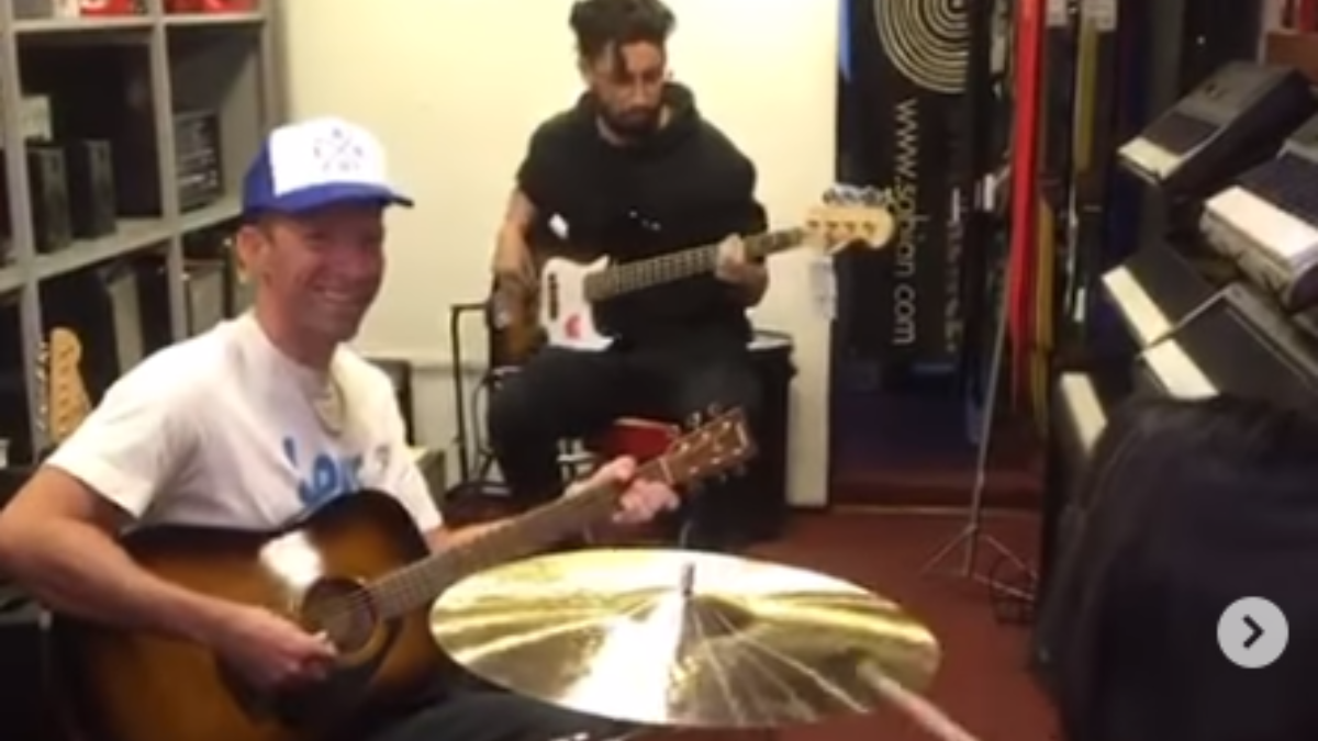Chris Martin de Coldplay fue a comprar una guitarra