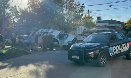 El accidente ocurrió en Agustín Delgado y San Lorenzo, de Santa Fe. Una utilitaria volcó tras el impacto, no hubo heridos graves y hay cortes de tránsito.