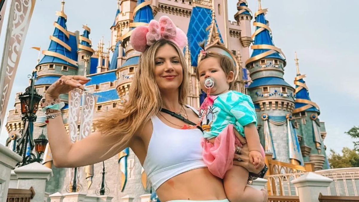 Acusan a Stephanie Demner de estafar a sus seguidores