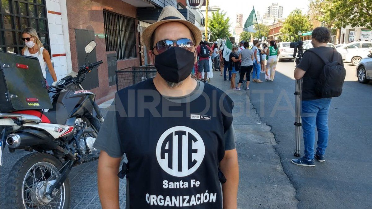 Adrián Rosso, en representación de los trabajadores y trabajadoras, expresó que el paro se lleva a cabo con concurrencia a los lugares de trabajo.